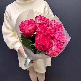 Букет из 7 пионовидной розы Эквадор 50см