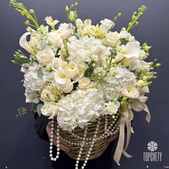 Композиция из гортензии, роз и эустомы в корзине