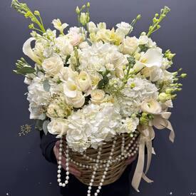 Композиция из гортензии, роз и эустомы в корзине