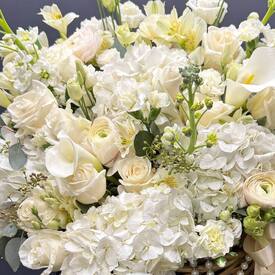 Композиция из гортензии, роз и эустомы в корзине