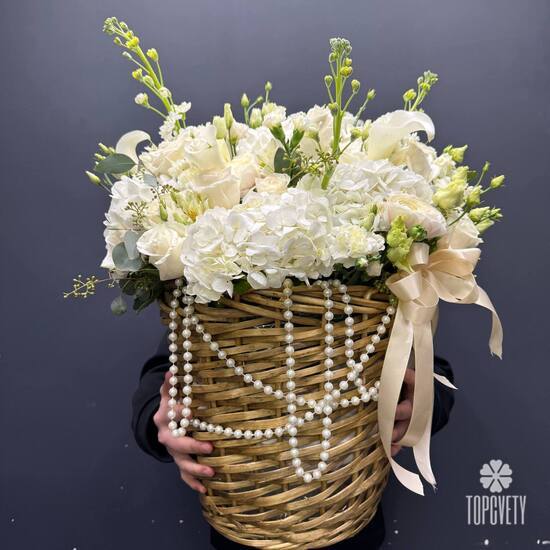 Композиция из гортензии, роз и эустомы в корзине