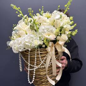 Композиция из гортензии, роз и эустомы в корзине