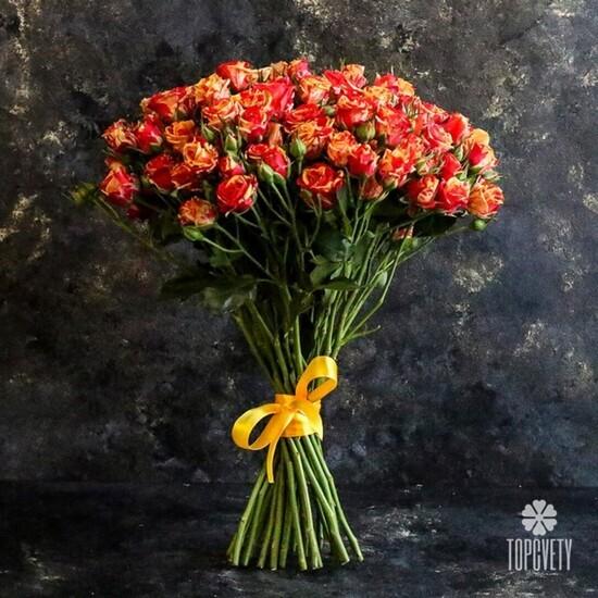 Букет из 21 оранжевой кустовой розы 50см