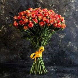 Букет из 21 оранжевой кустовой розы 50см