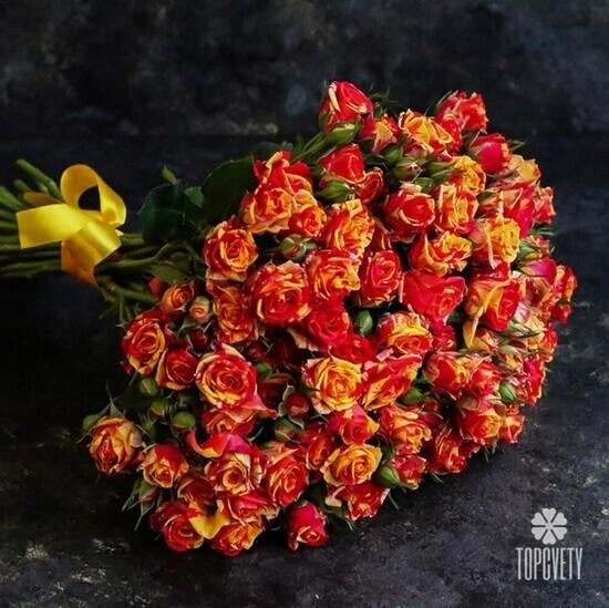 Букет из 21 оранжевой кустовой розы 50см