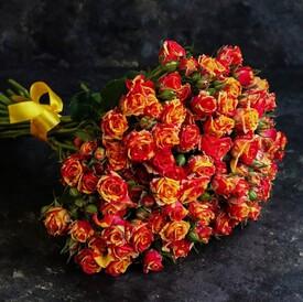 Букет из 21 оранжевой кустовой розы 50см