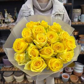 Букет из 17 роз Хай Елоу 50см