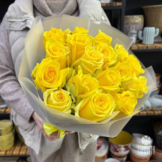 Букет из 17 роз Хай Елоу 50см