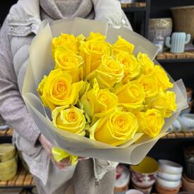 Букет из 17 роз Хай Елоу 50см