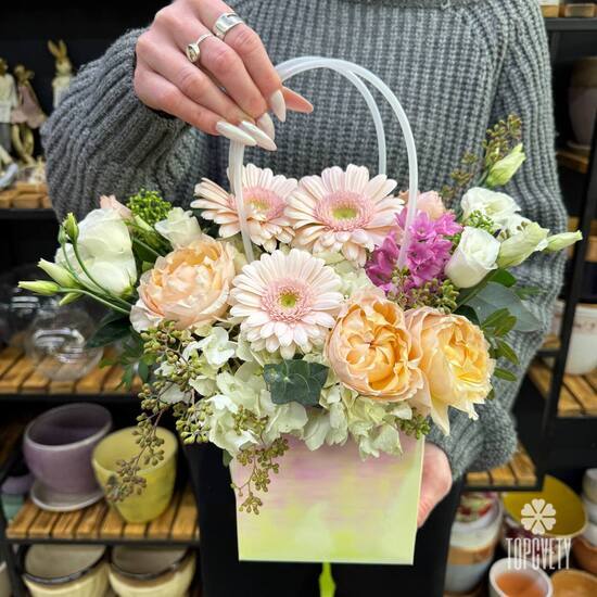 Композиция из гербер, кустовой розы и эустомы