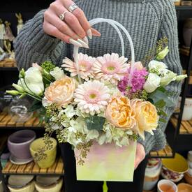 Композиция из гербер, кустовой розы и эустомы