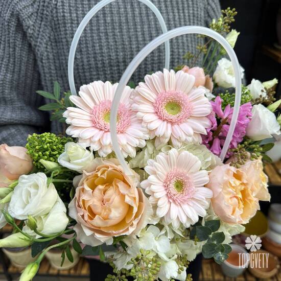 Композиция из гербер, кустовой розы и эустомы