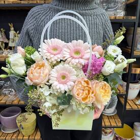 Композиция из гербер, кустовой розы и эустомы