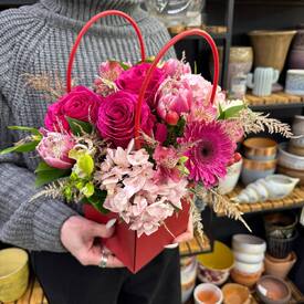 Композиция из роз, тюльпанов и гортензии