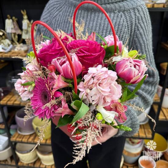 Композиция из роз, тюльпанов и гортензии