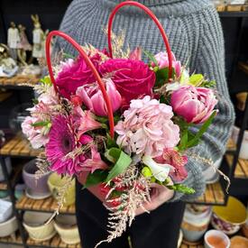 Композиция из роз, тюльпанов и гортензии