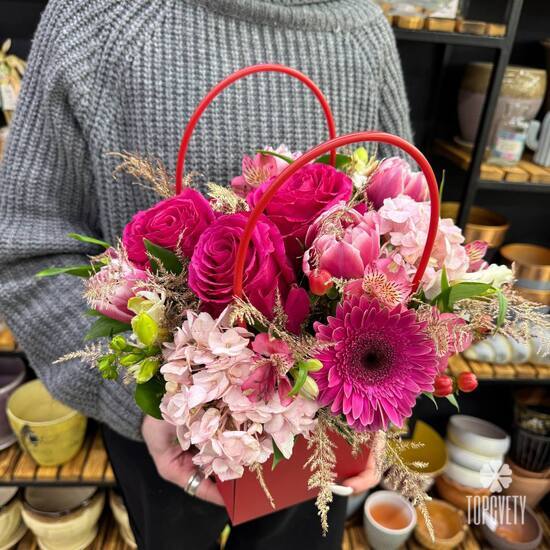 Композиция из роз, тюльпанов и гортензии