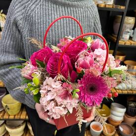 Композиция из роз, тюльпанов и гортензии