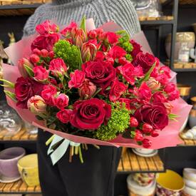 Букет из роз, тюльпанов и кустовой розы