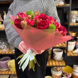 Букет из роз, тюльпанов и кустовой розы