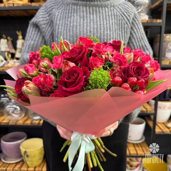 Букет из роз, тюльпанов и кустовой розы