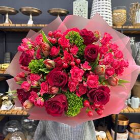 Букет из роз, тюльпанов и кустовой розы