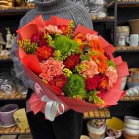 Букет из роз, гвоздик и гербер