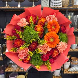 Букет из роз, гвоздик и гербер