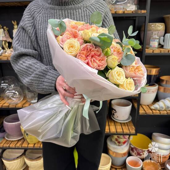 Букет из пионовидных и кустовых роз с эвкалиптом