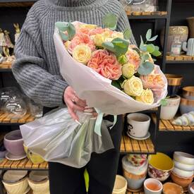 Букет из пионовидных и кустовых роз с эвкалиптом