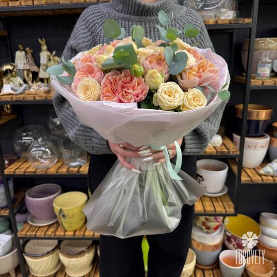 Букет из пионовидных и кустовых роз с эвкалиптом