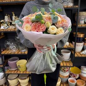 Букет из пионовидных и кустовых роз с эвкалиптом