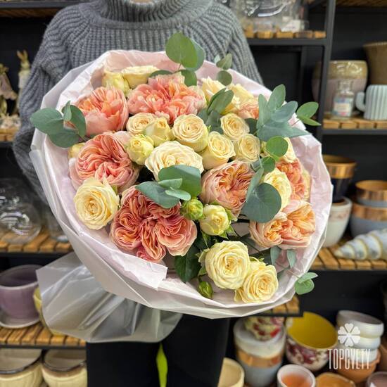 Букет из пионовидных и кустовых роз с эвкалиптом