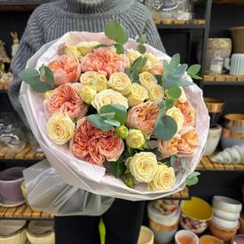 Букет из пионовидных и кустовых роз с эвкалиптом