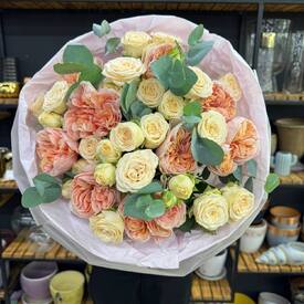 Букет из пионовидных и кустовых роз с эвкалиптом