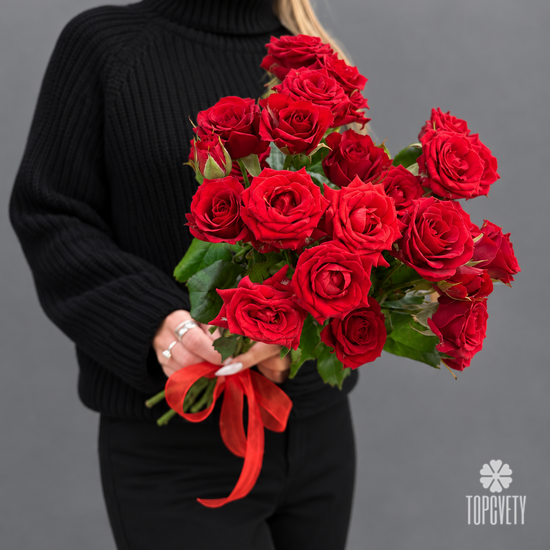 Букет из 5 красных кустовых роз 50см