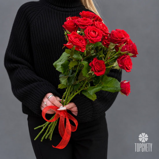 Букет из 5 красных кустовых роз 50см