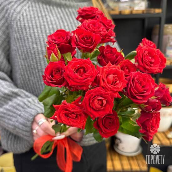 Букет из 5 красных кустовых роз Россия 50см