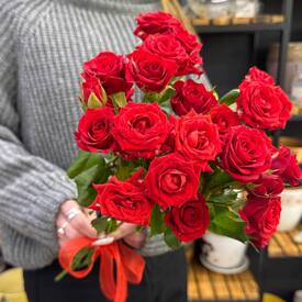 Букет из 5 красных кустовых роз Россия 50см