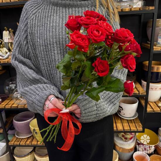 Букет из 5 красных кустовых роз Россия 50см