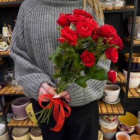 Букет из 5 красных кустовых роз Россия 50см