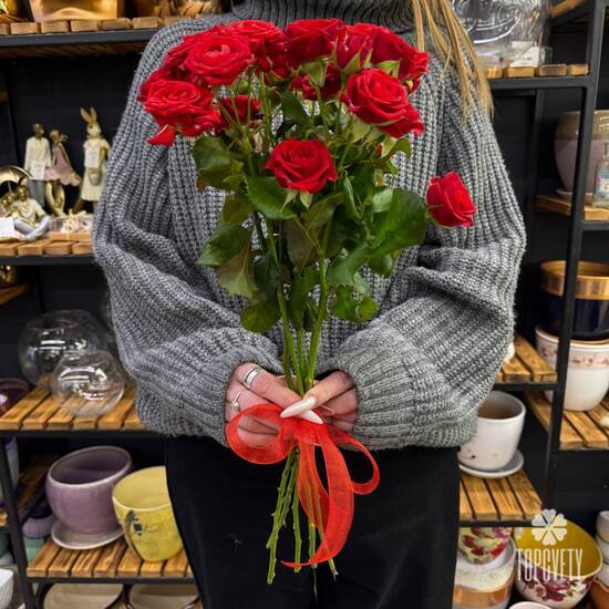 Букет из 5 красных кустовых роз Россия 50см