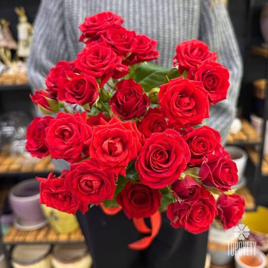 Букет из 5 красных кустовых роз Россия 50см