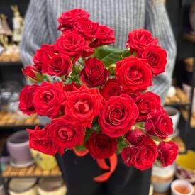 Букет из 5 красных кустовых роз Россия 50см