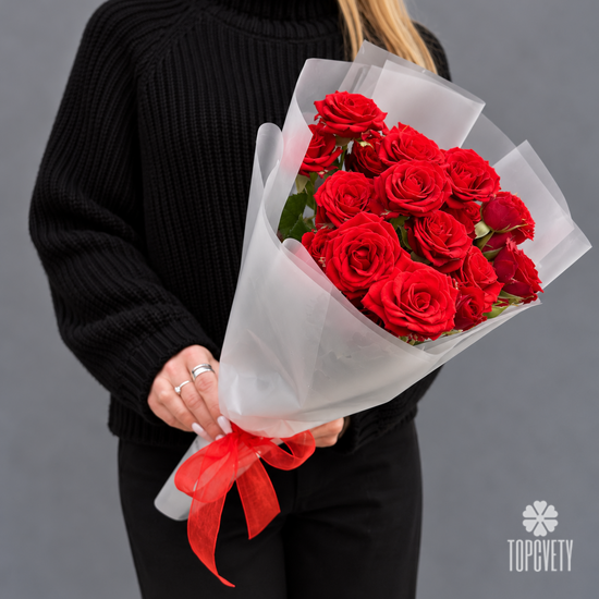 Букет из 5 красных кустовых роз 50см