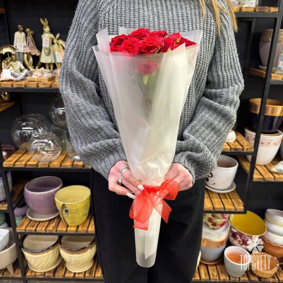 Букет из 5 красных кустовых роз Россия 50см