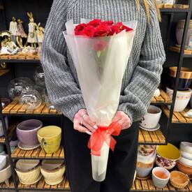 Букет из 5 красных кустовых роз Россия 50см