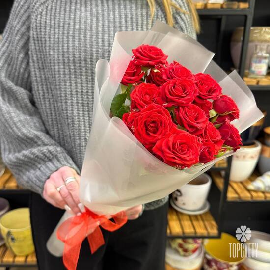 Букет из 5 красных кустовых роз Россия 50см