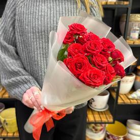 Букет из 5 красных кустовых роз Россия 50см