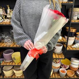 Букет из 5 красных кустовых роз Россия 50см